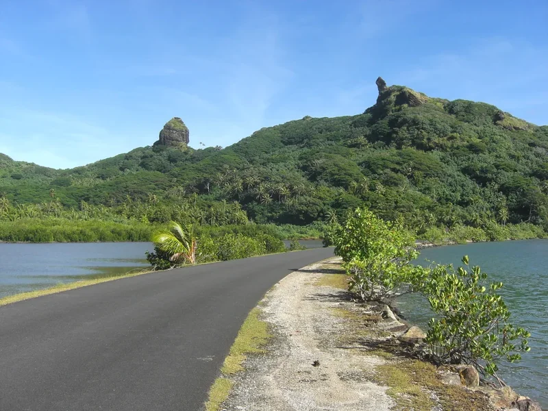 La route longeant une baie de Huahine.