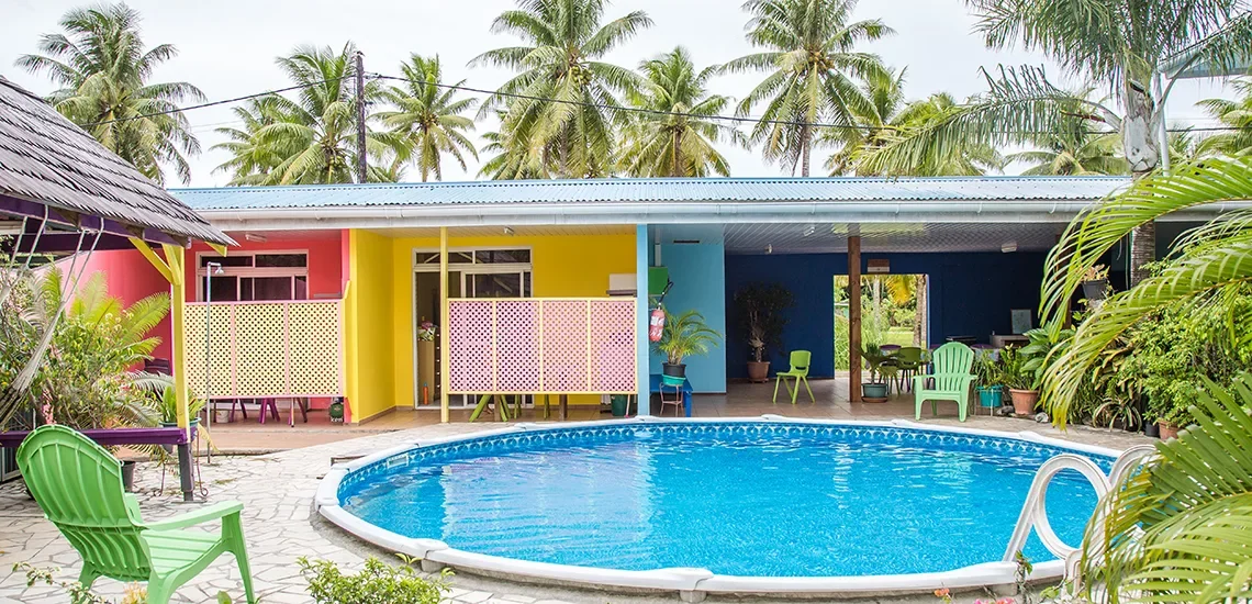 Piscine centrale et façades colorées de la pension Ariitere