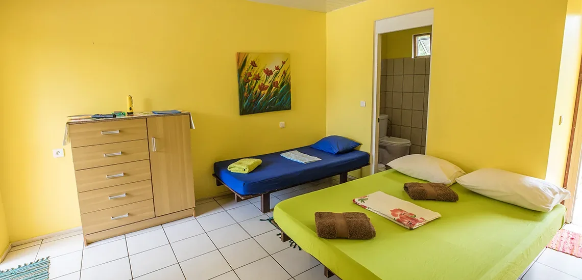 Chambre de la pension Ariitere avec lit double et lit simple