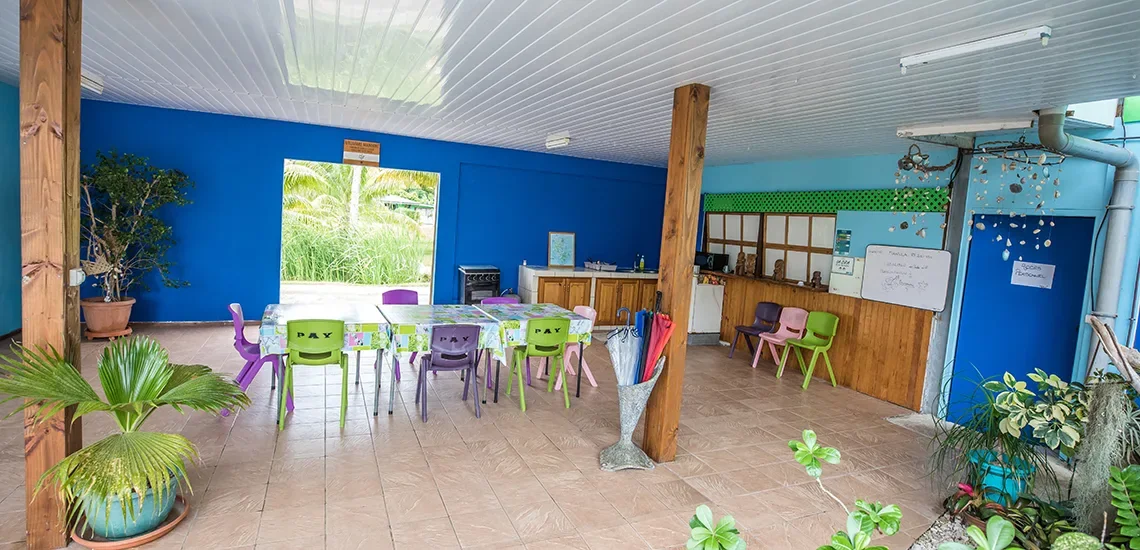 Salle à manger commune et cuisine de la pension Ariitere