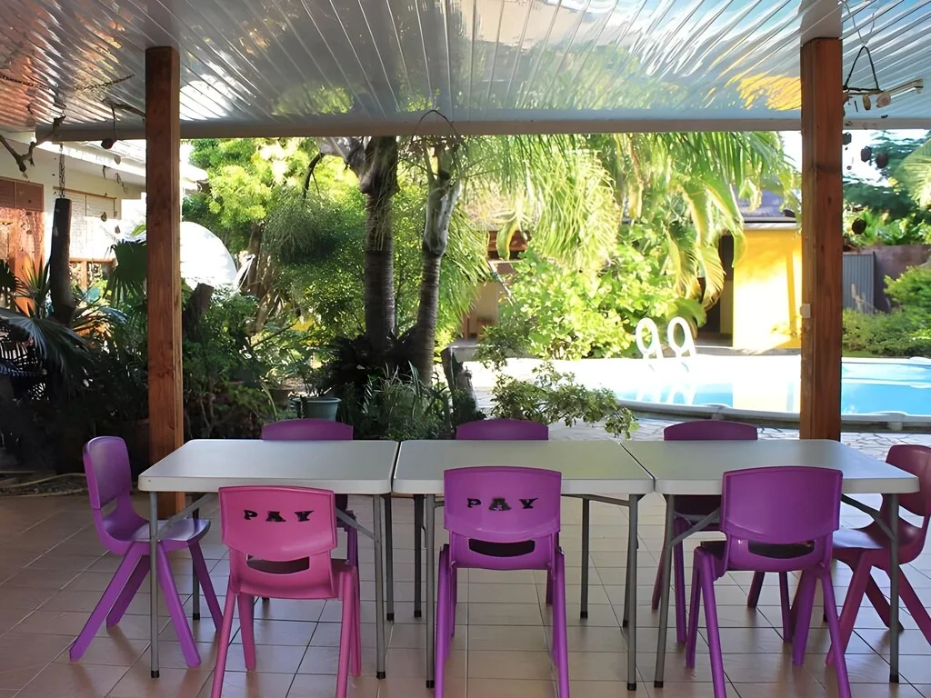 Terrasse commune de la pension Ariitere donnant sur la piscine