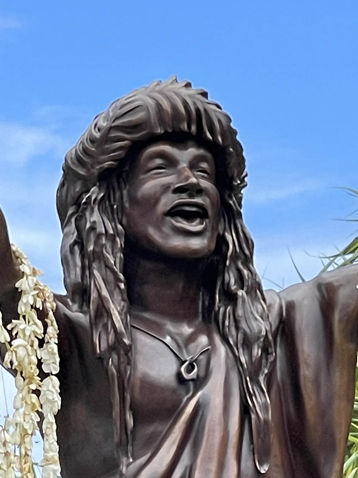 La statue de Bobby Holcomb devant le Fare Potee à Maeva.