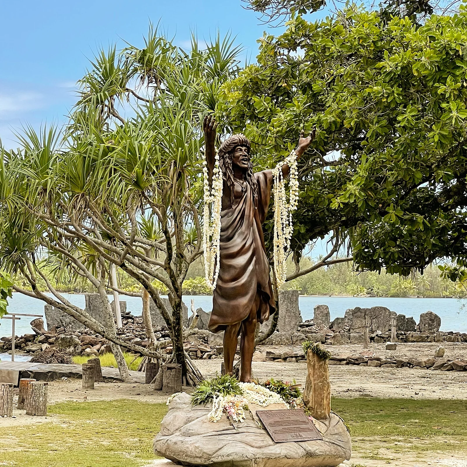 La statue de Bobby Holcomb au Fare Potee de Maeva à Huahine.