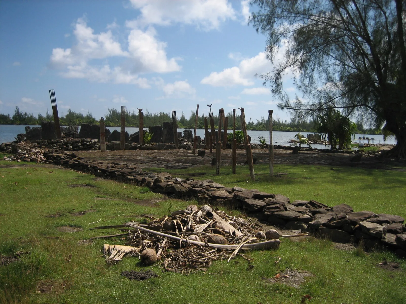 Les vestiges d’un marae à Maeva.