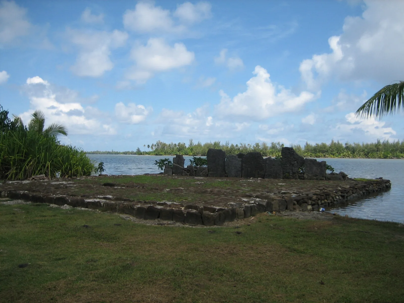 Les pierres dressées d’un marae à Maeva.
