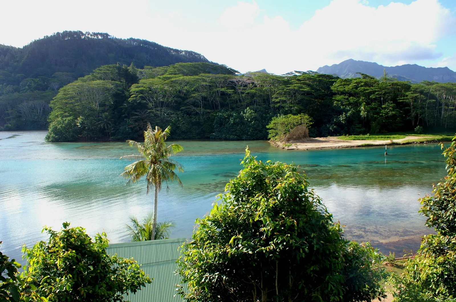 Le chenal et les rives verdoyantes de la baie de Maroe.
