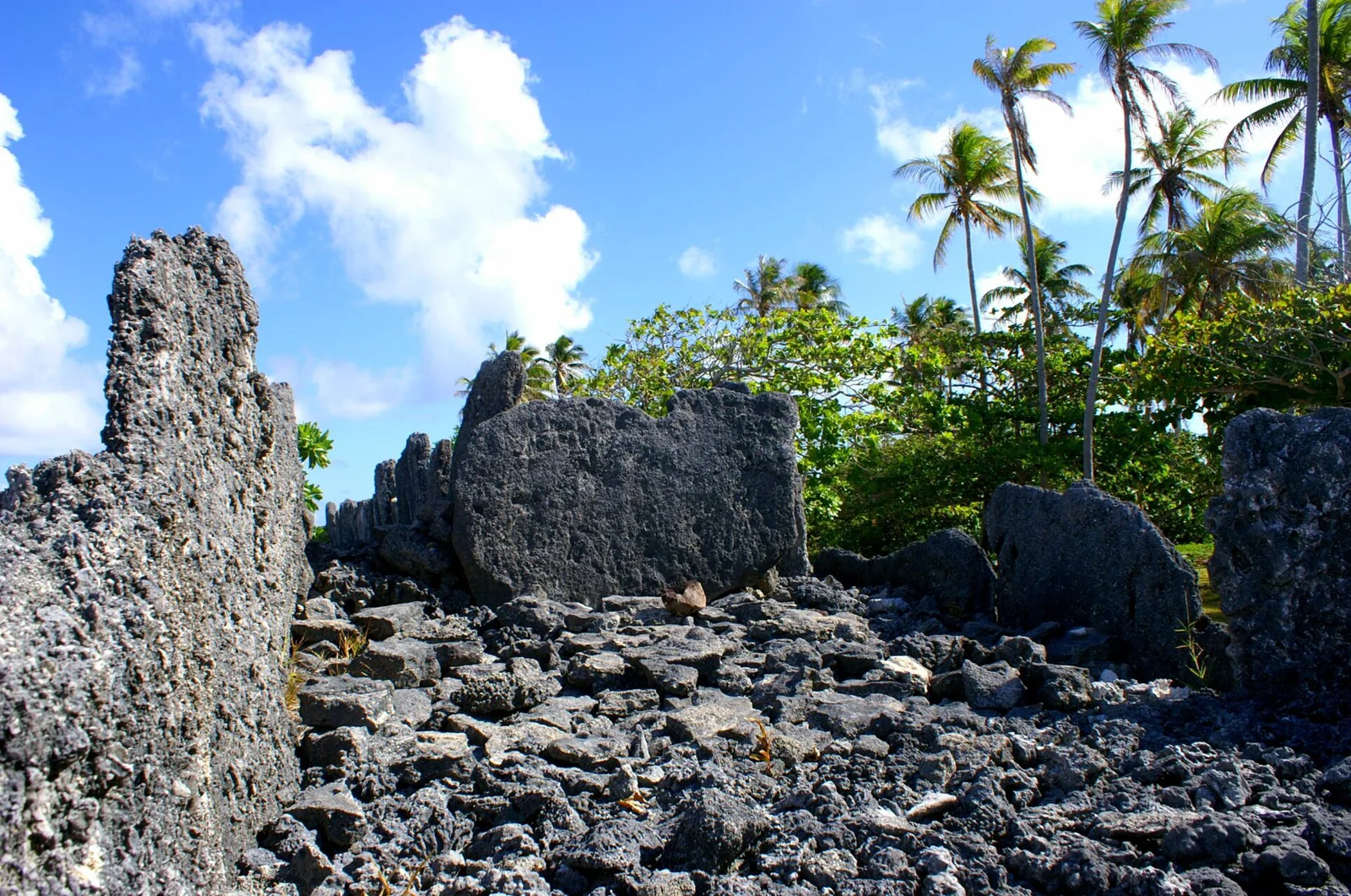 Les pierres du marae Anini à Huahine Iti.
