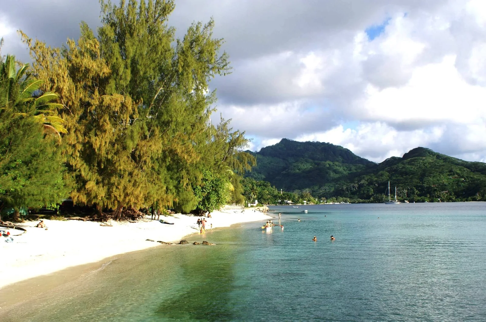 Le rivage de Fare et ses eaux calmes.