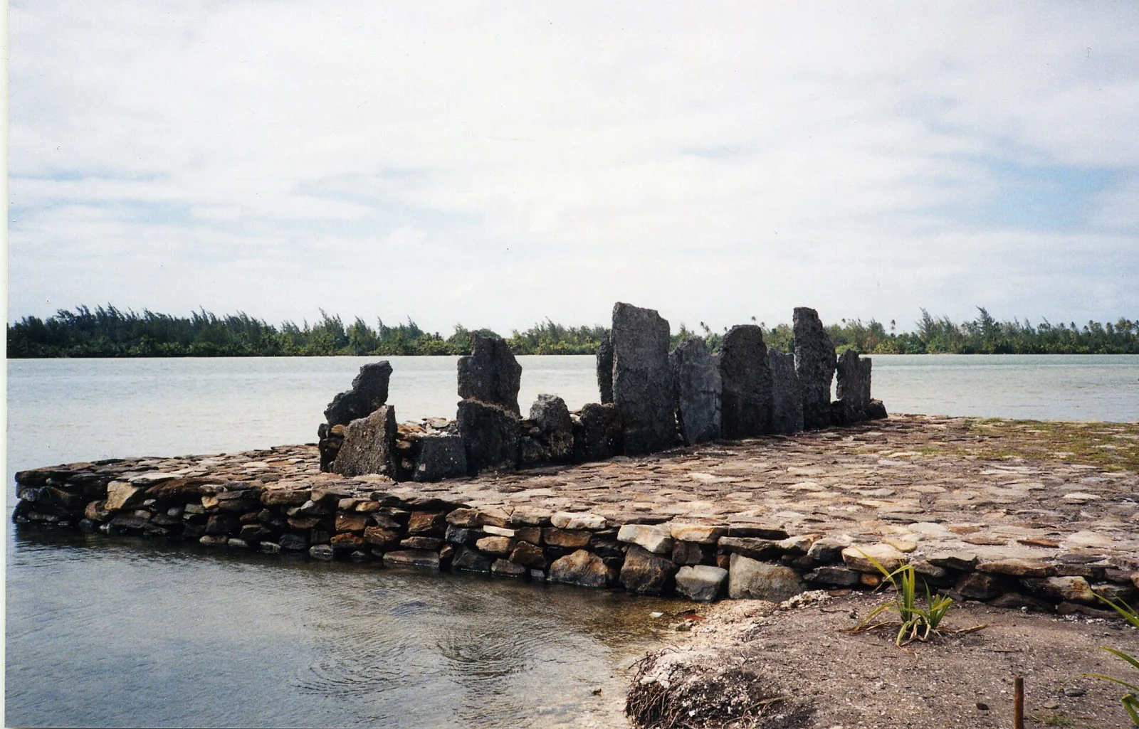 Un marae au bord de l’eau à Huahine.