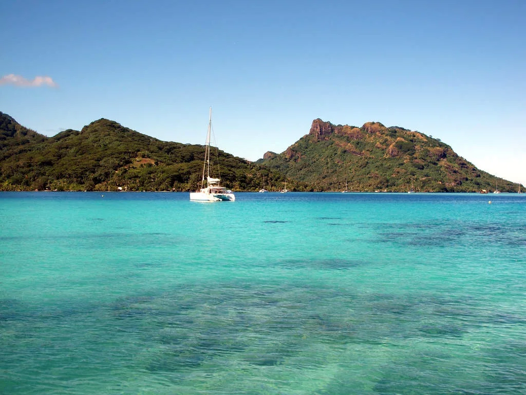 Les reliefs de Huahine et le lagon vus depuis la baie.