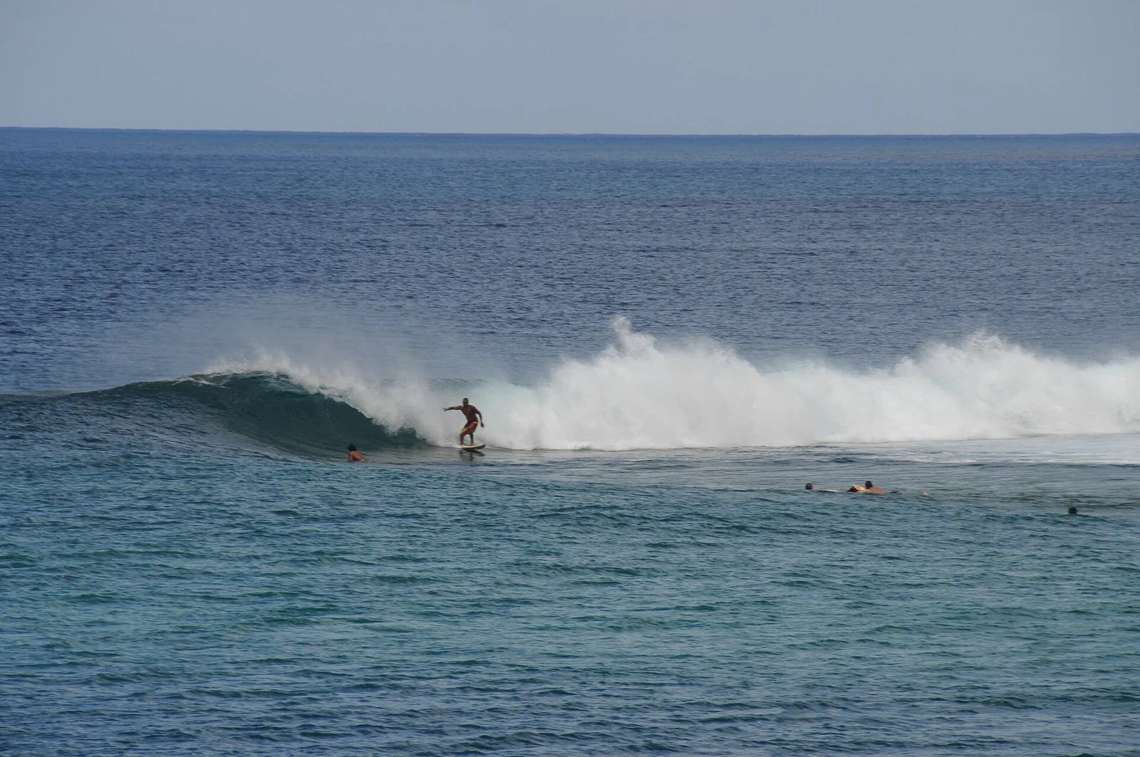 Une vague se forme à l’entrée du récif de Huahine.