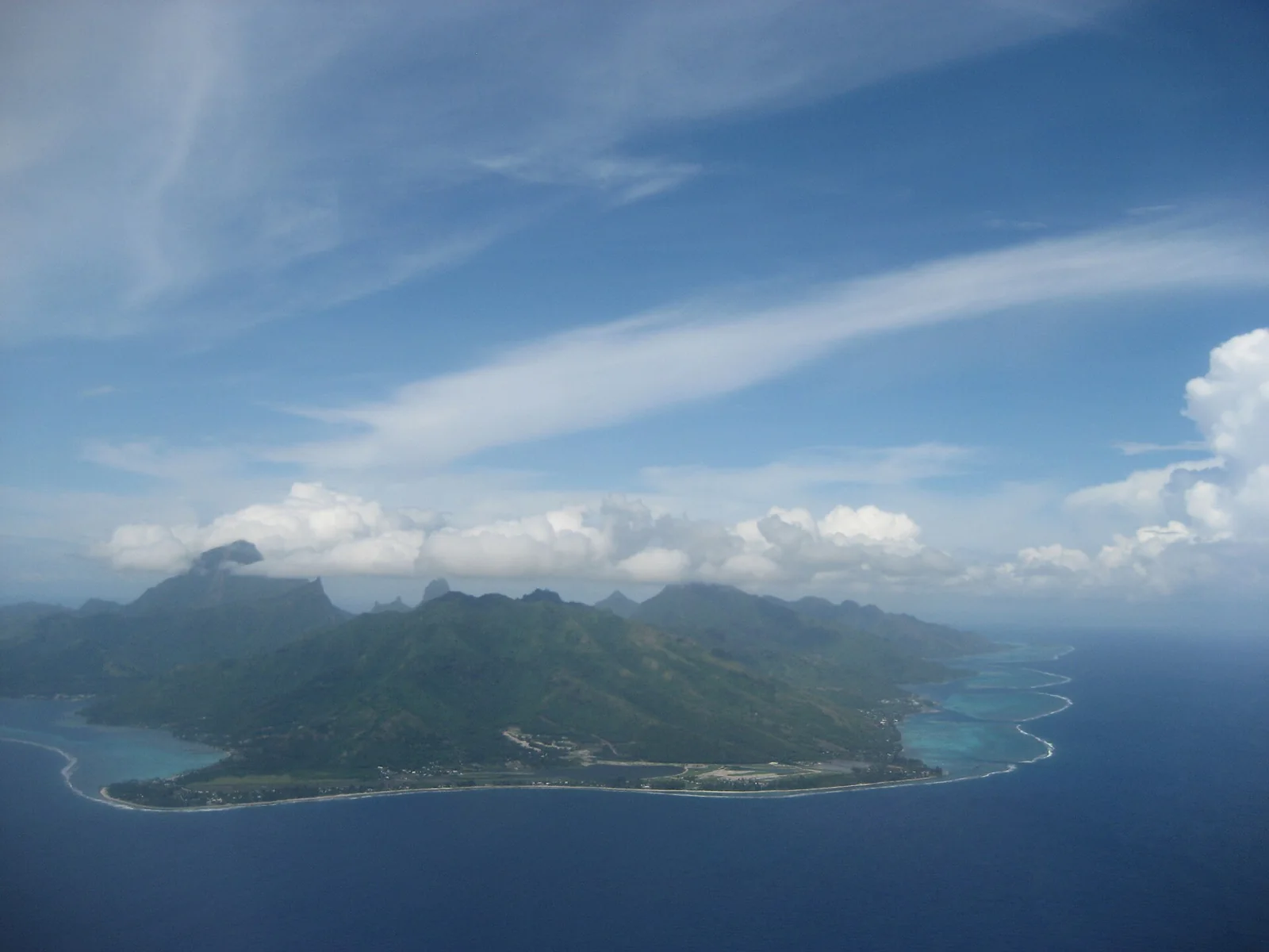 Les reliefs et le littoral de Huahine vus du ciel.