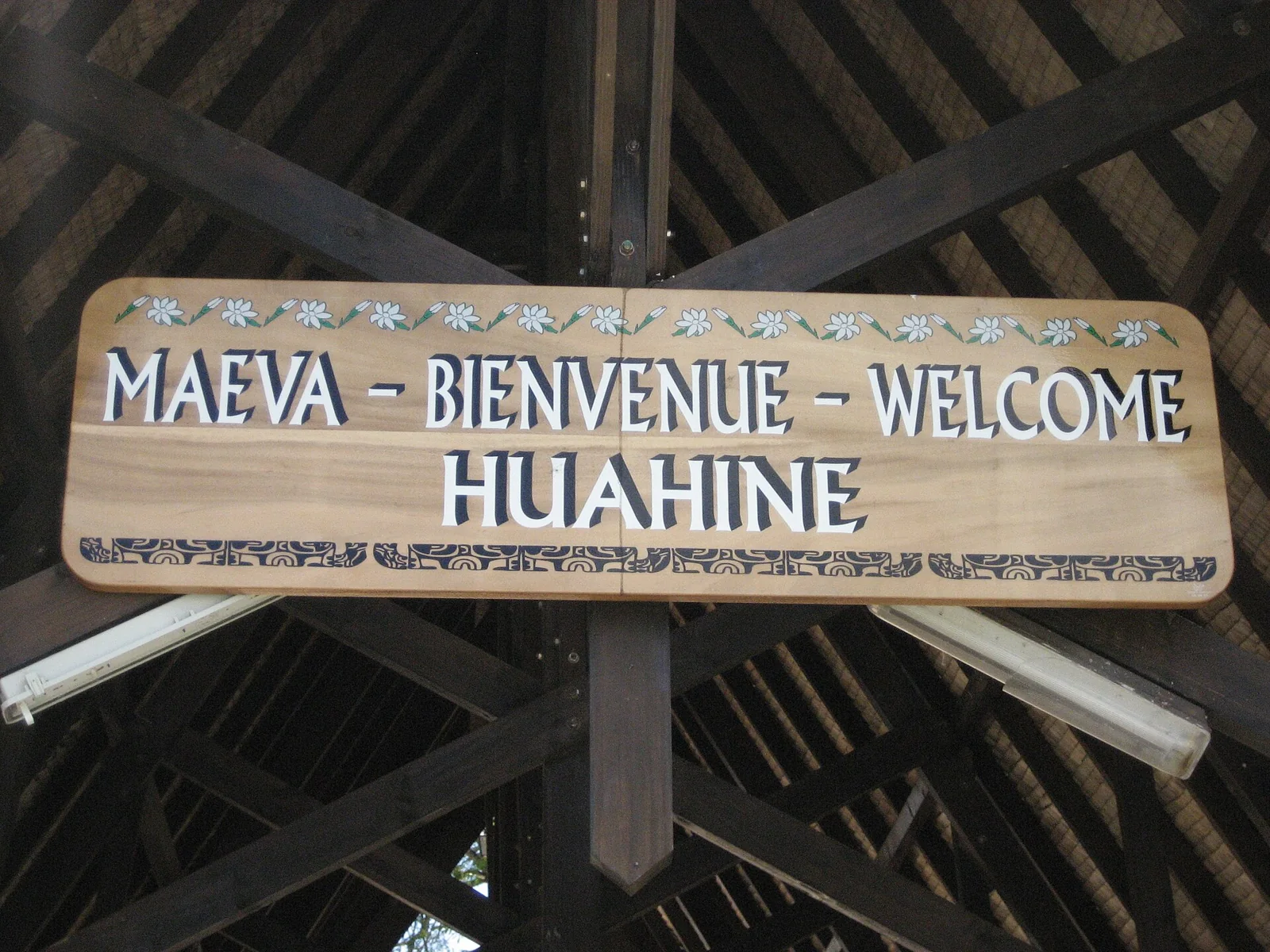 Le panneau de bienvenue de l’aéroport de Huahine.