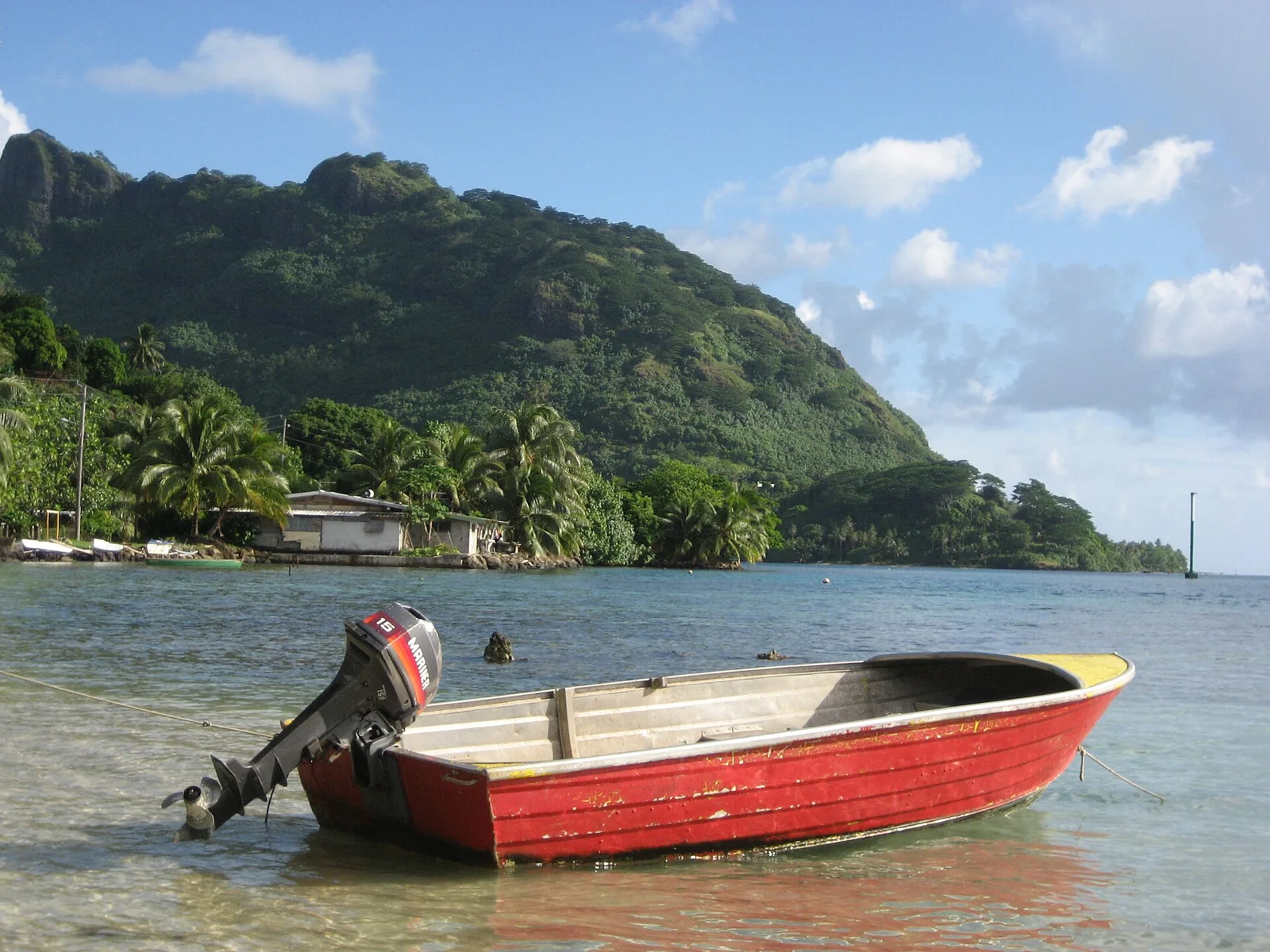 Une petite embarcation sur le rivage de Huahine.