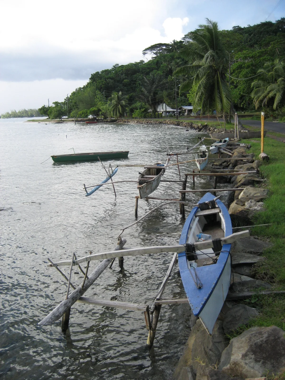 Des pirogues à balancier sur le rivage de Huahine.