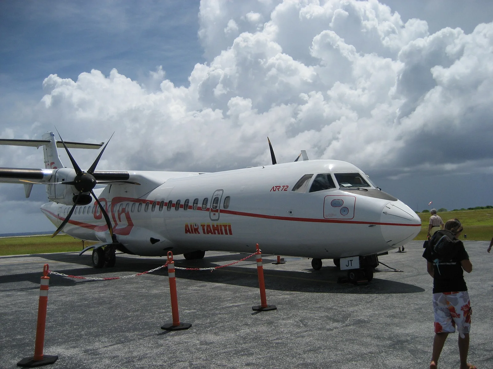 Un appareil d’Air Tahiti sur le tarmac de Huahine.