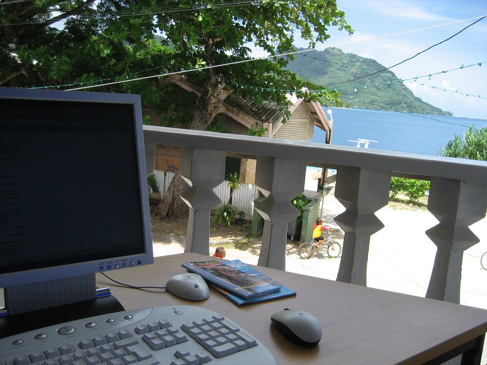 Une terrasse de village face à la baie de Fare.