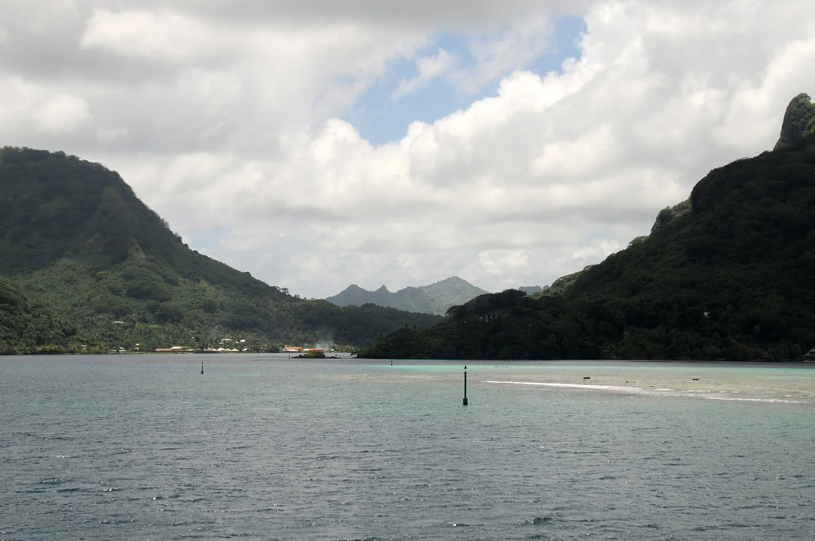 Une baie de Huahine entre ses versants verdoyants.