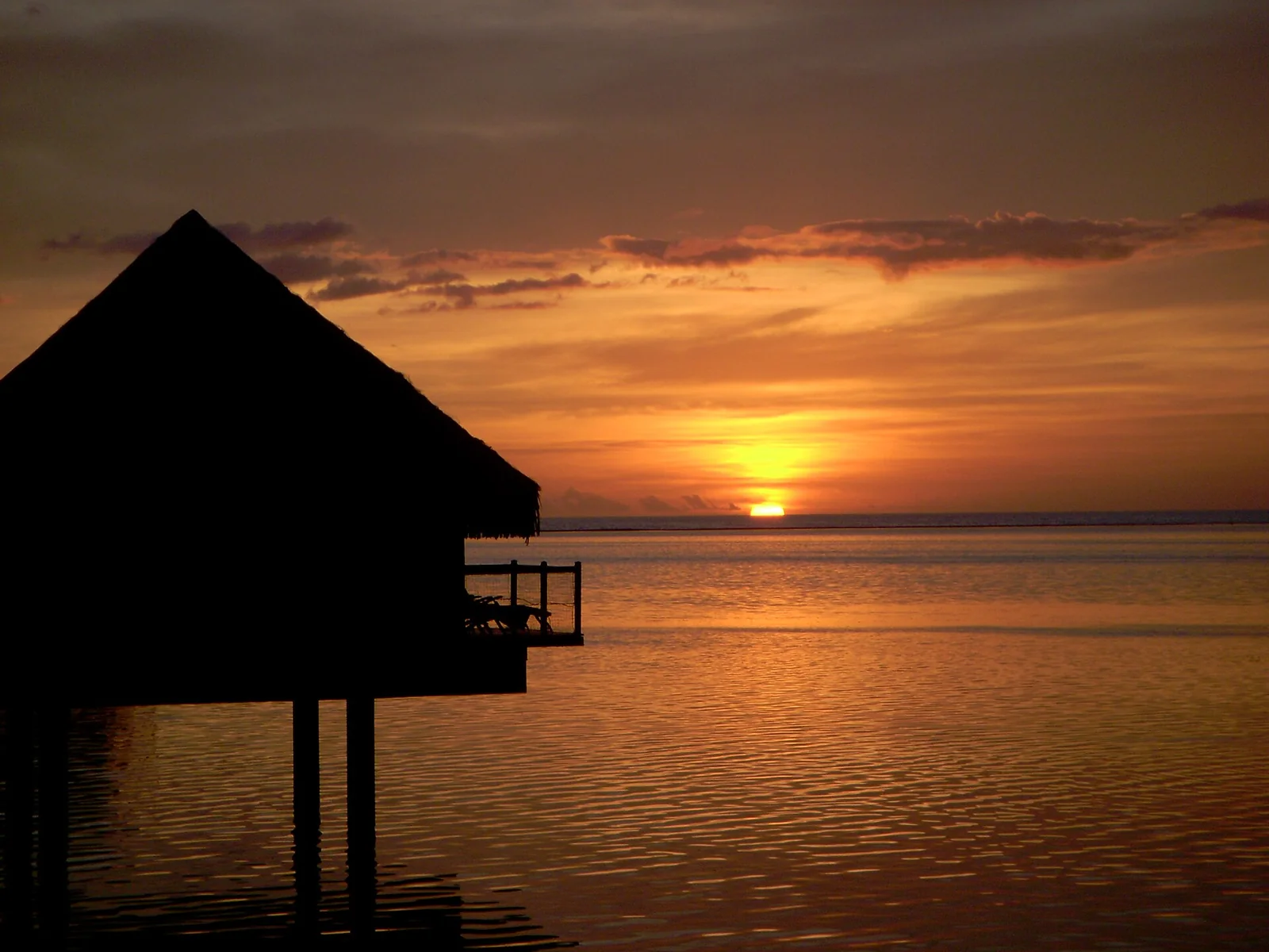 Le soleil descend sur le lagon de Huahine.