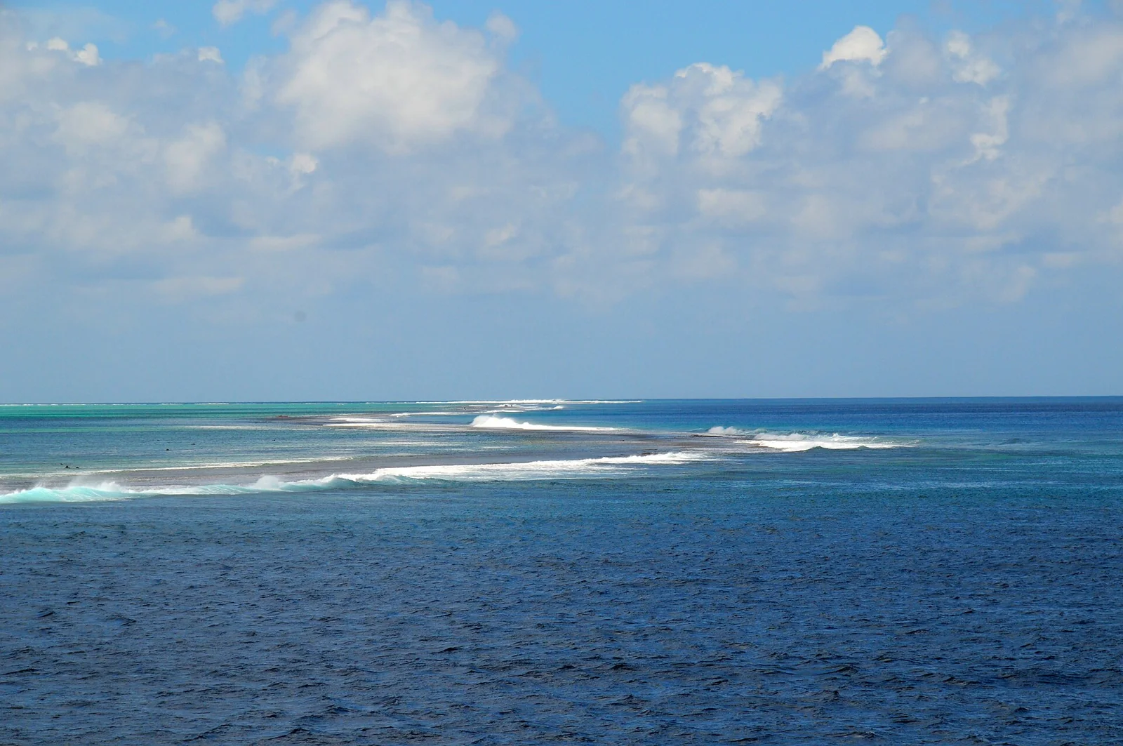 La passe et la barrière de corail de Huahine.