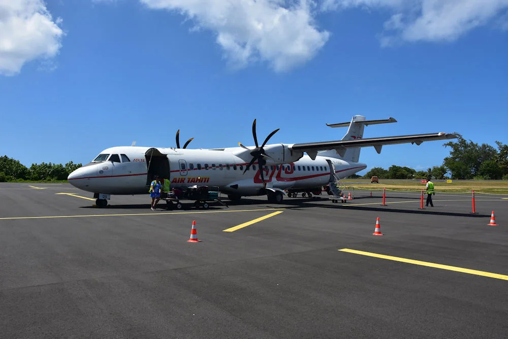 Un ATR d’Air Tahiti sur la piste de Huahine.