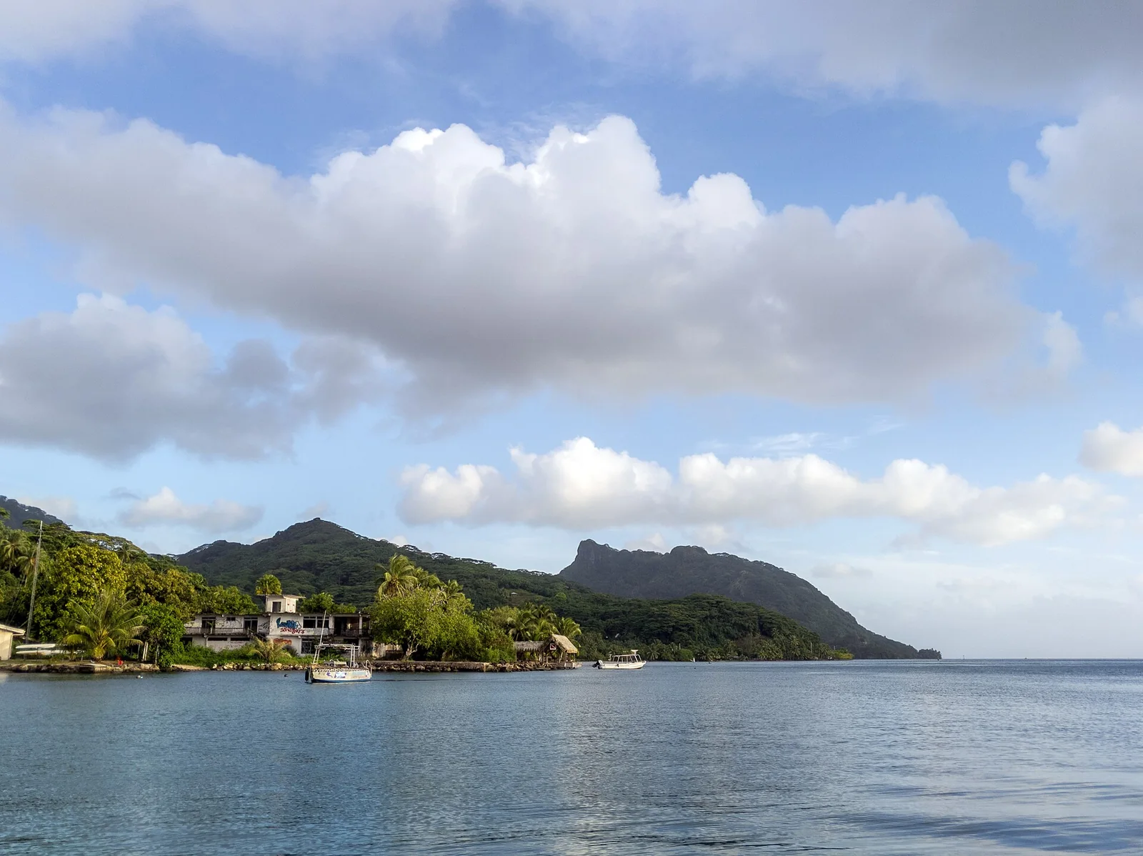 Des maisons au bord d’une baie de Huahine.
