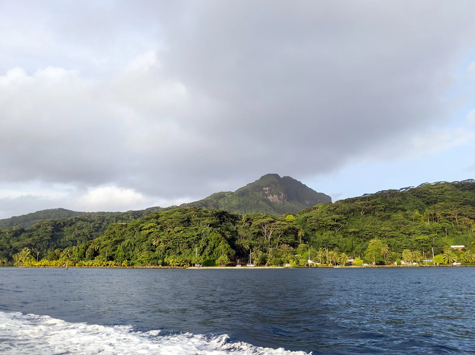 Les reliefs de Huahine vus depuis la baie.