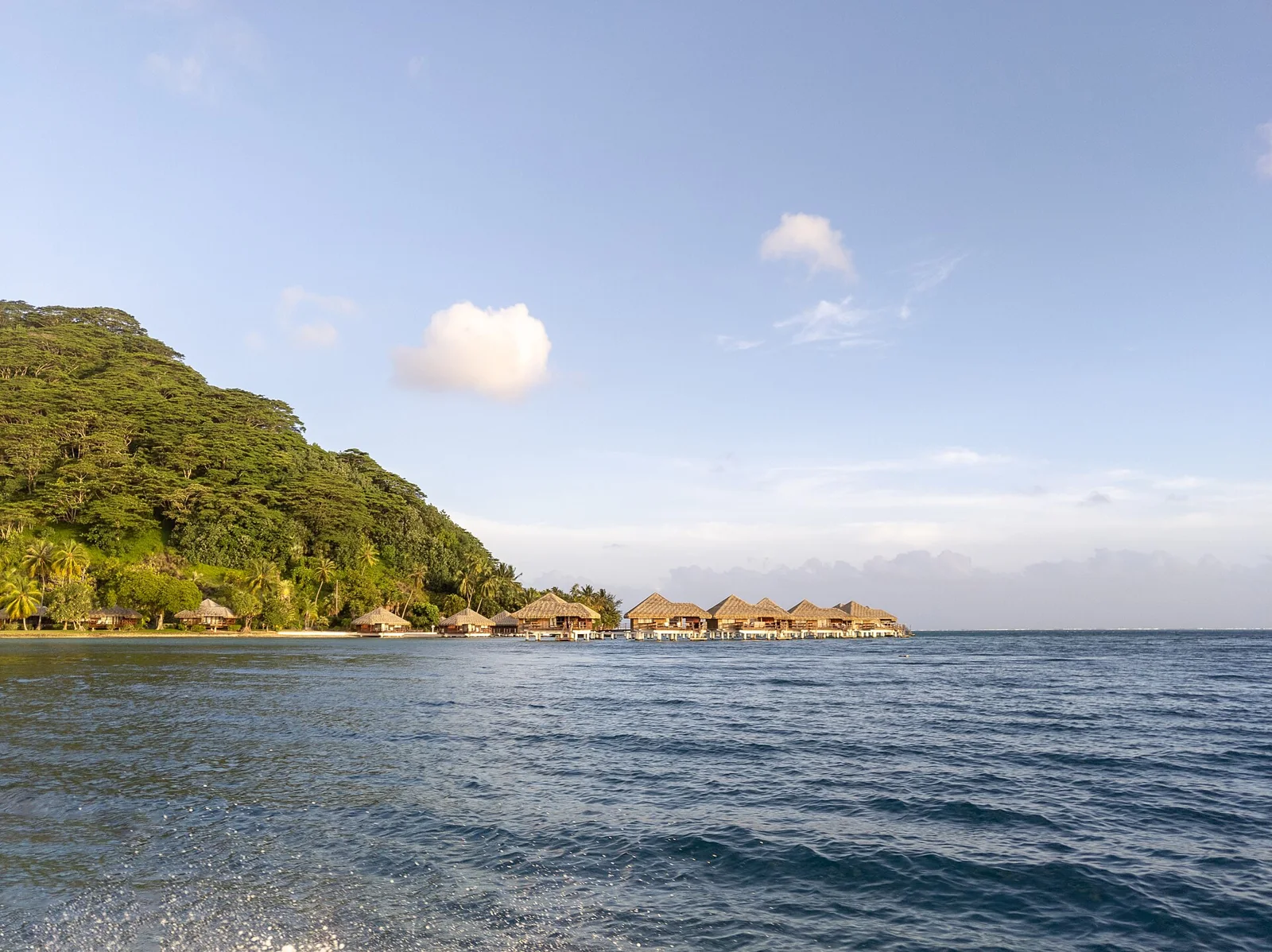 Des bungalows sur le rivage de Huahine.