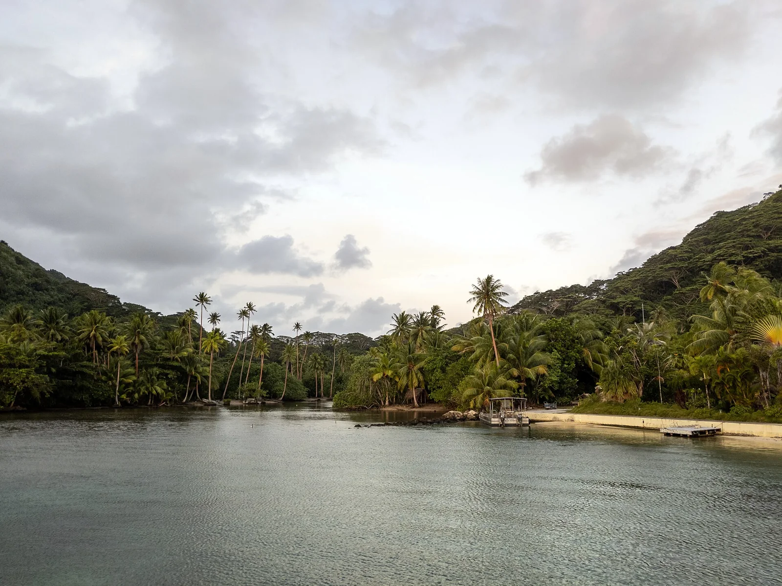 Un bras d’eau bordé de cocotiers à Huahine.