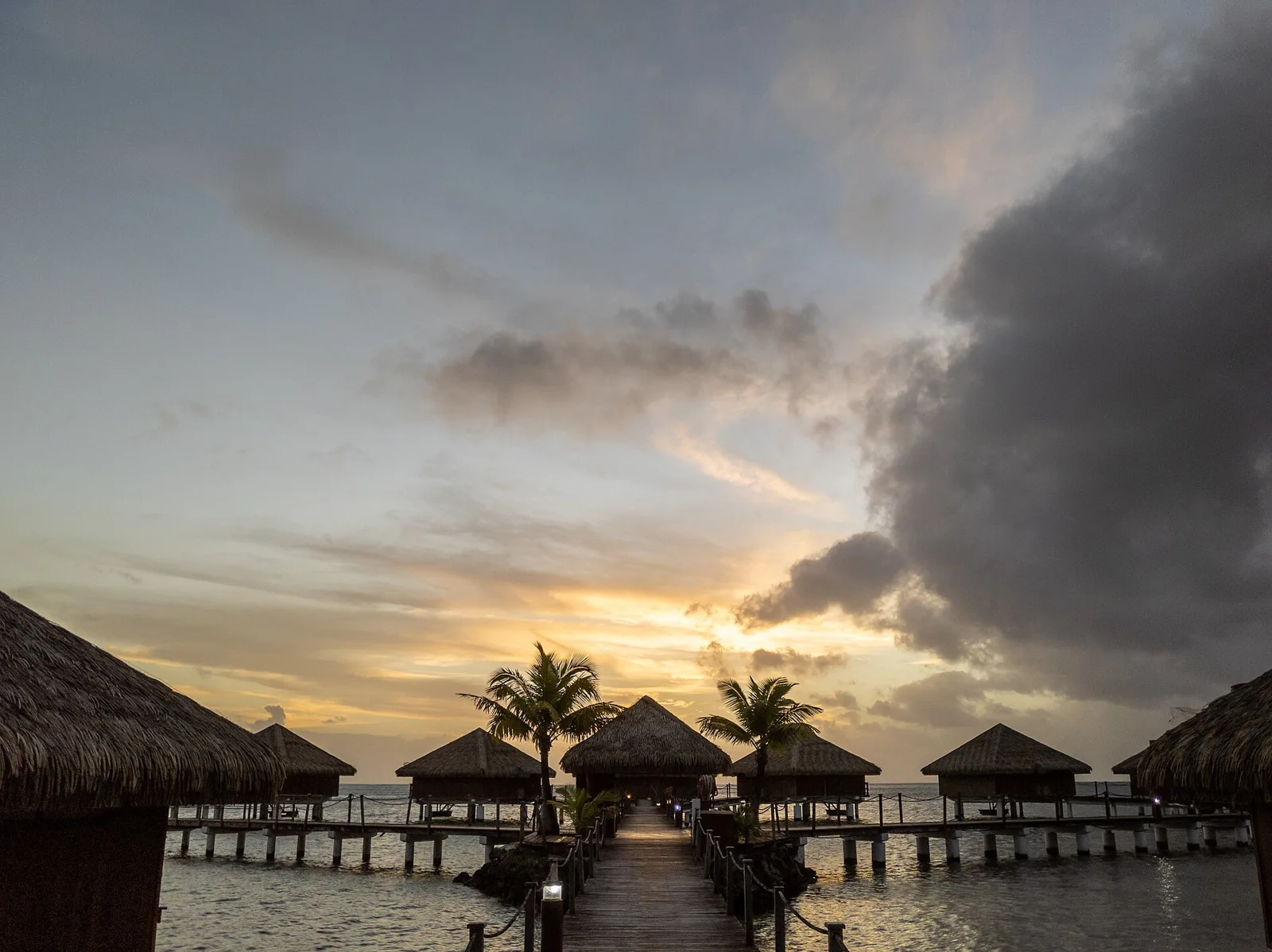Des bungalows de Huahine au crépuscule.