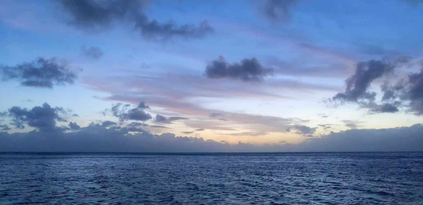 Les dernières couleurs du jour sur l’océan à Huahine.