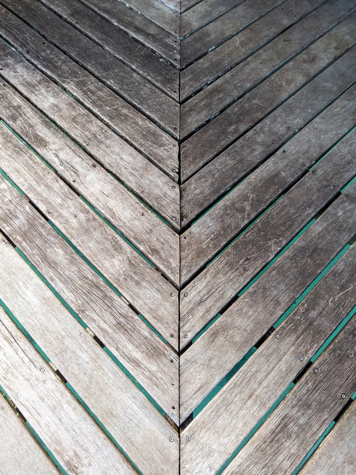 Un détail de bois traditionnel photographié à Huahine.