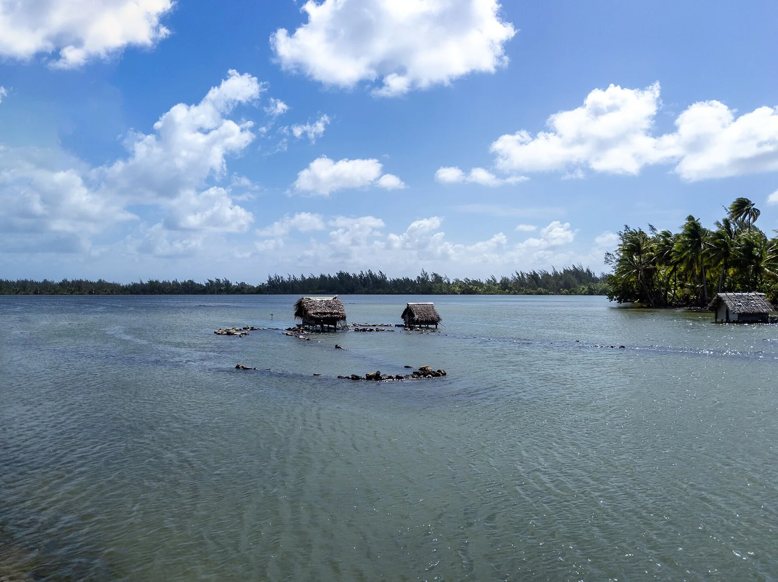 Un marae de Huahine sur le bord du lagon.