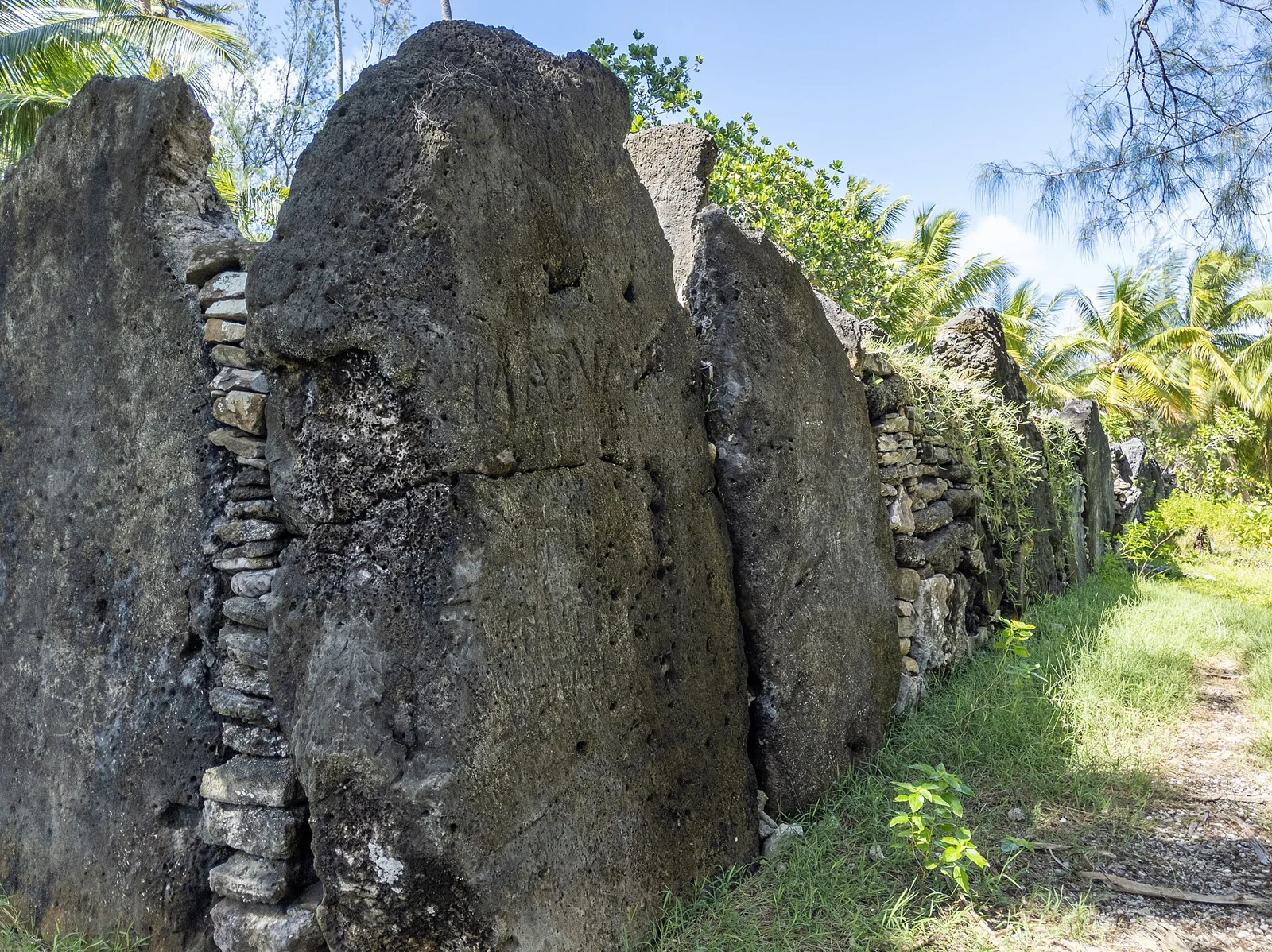Les pierres dressées d’un marae à Maeva.