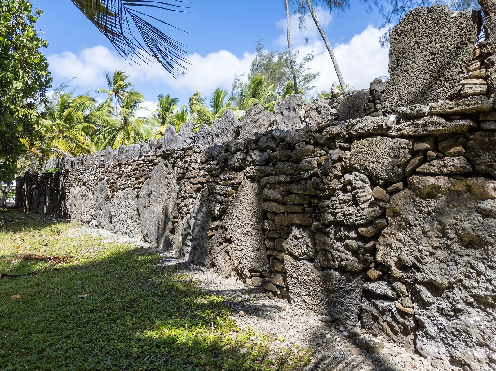 Un mur de pierres sur le site archéologique de Maeva.
