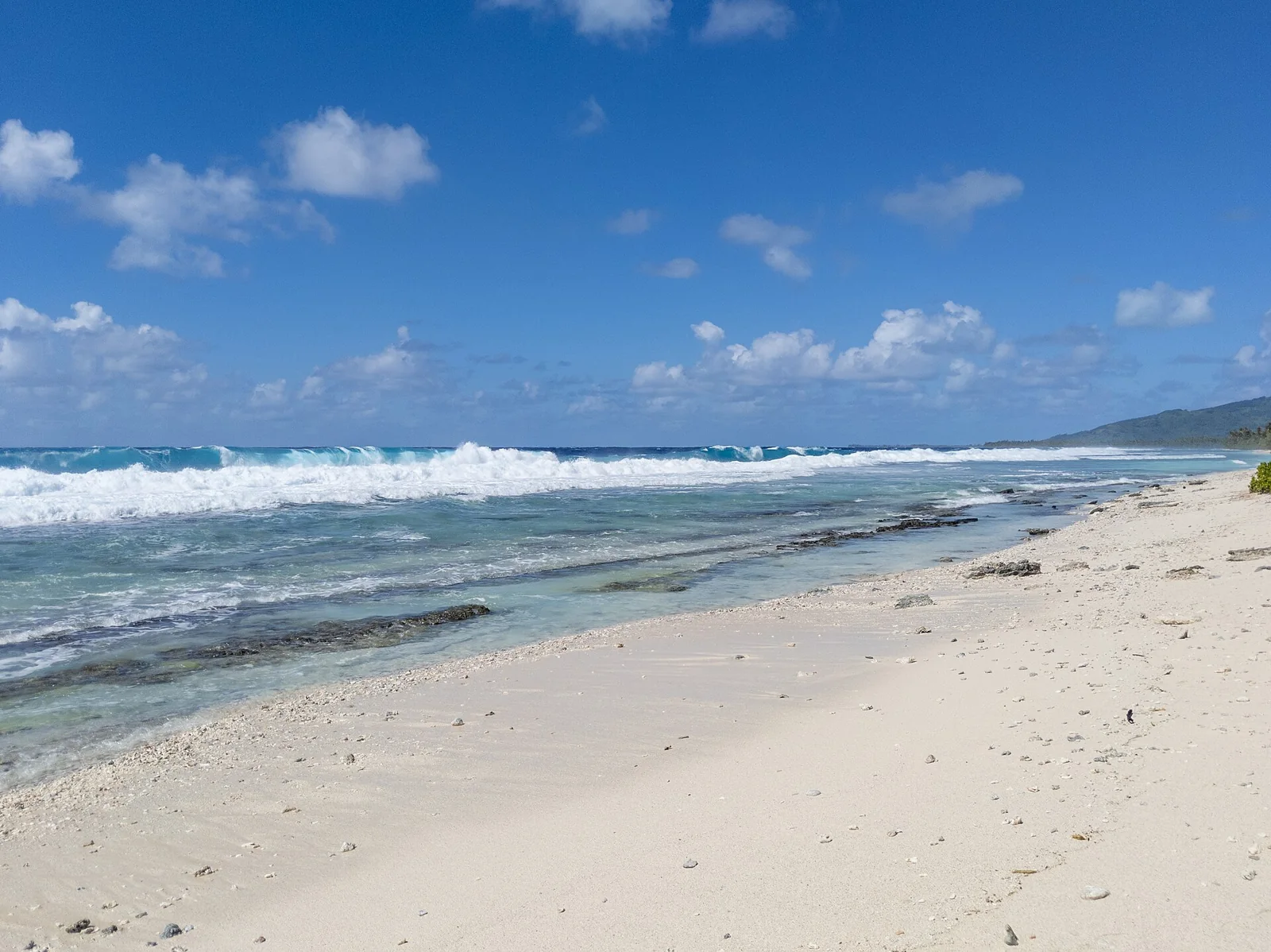 Le sable et les vagues sur le récif de Huahine.