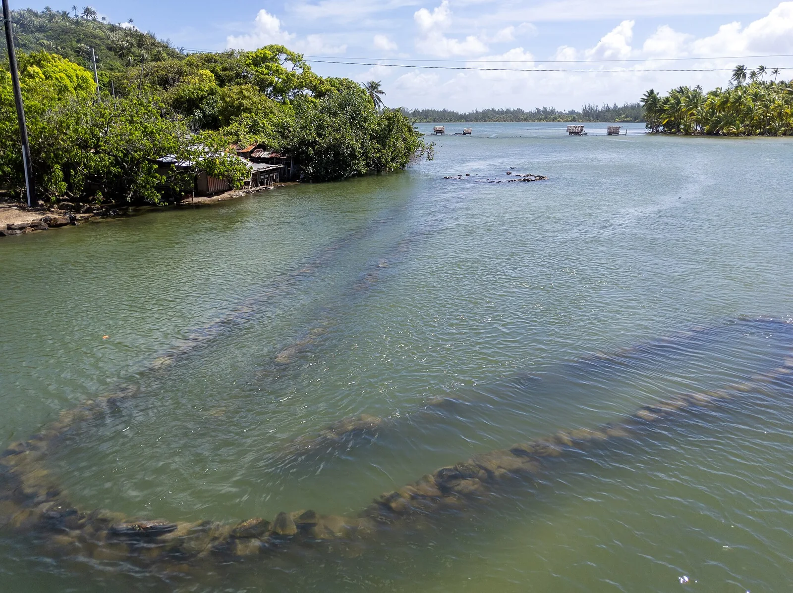Les murets des parcs à poissons dans les eaux de Maeva.