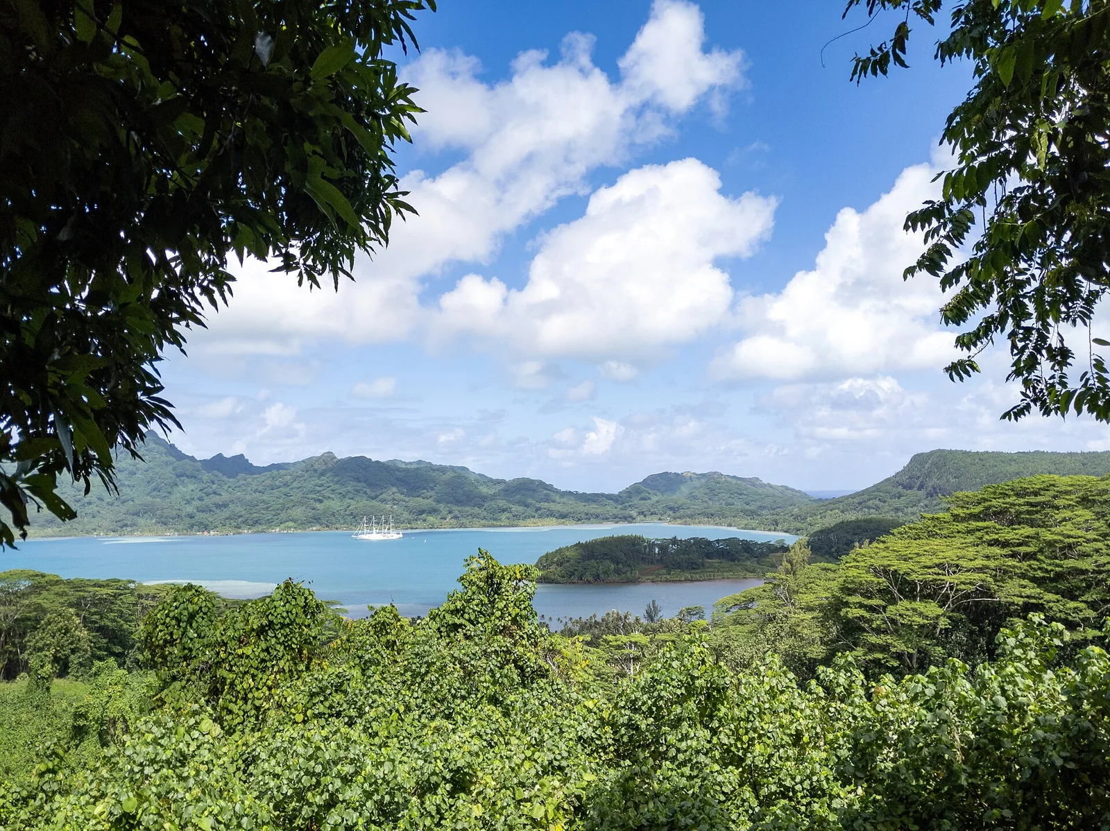 Une baie de Huahine entre végétation et montagnes.