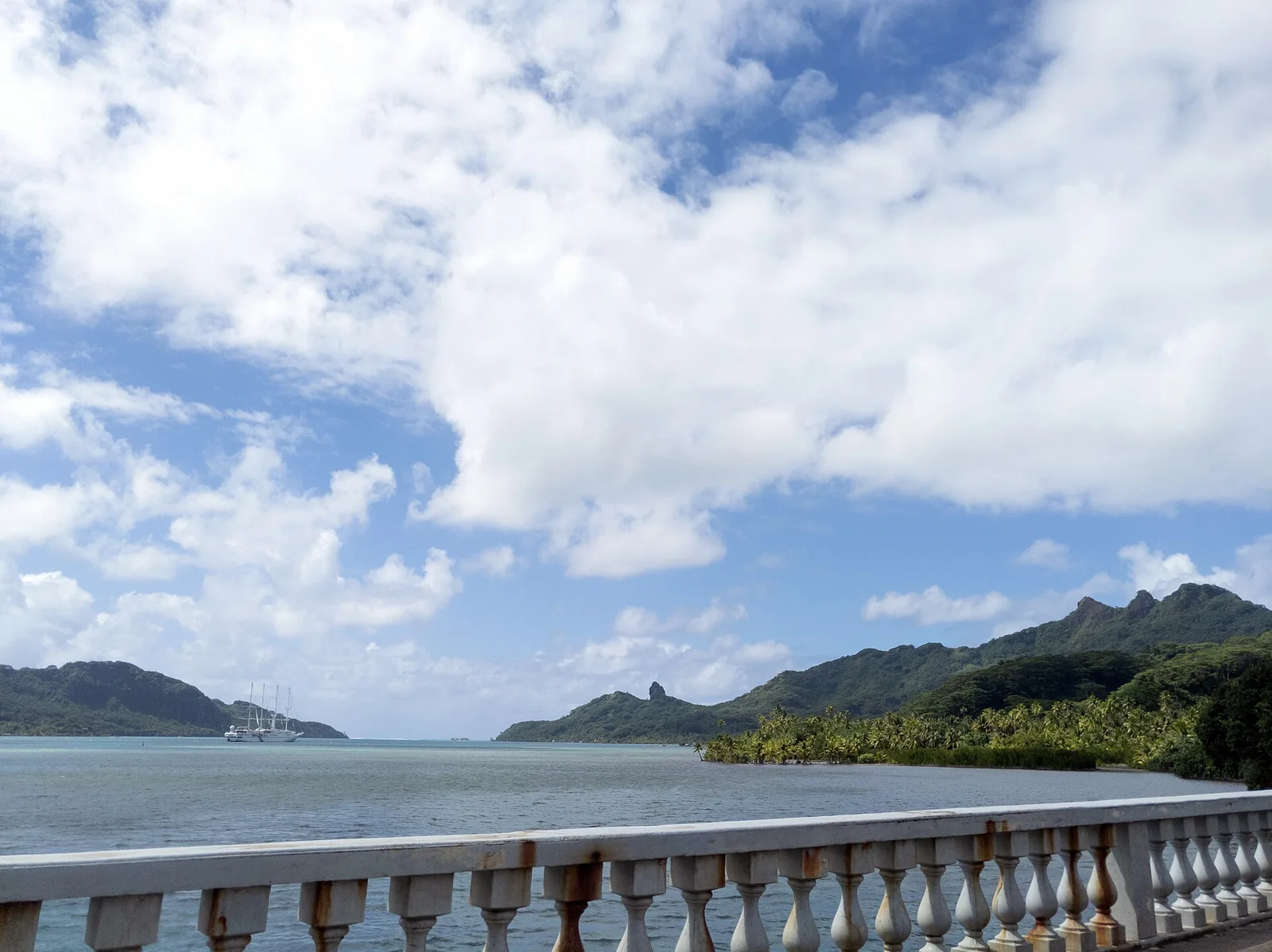 Une terrasse dominant une baie de Huahine.