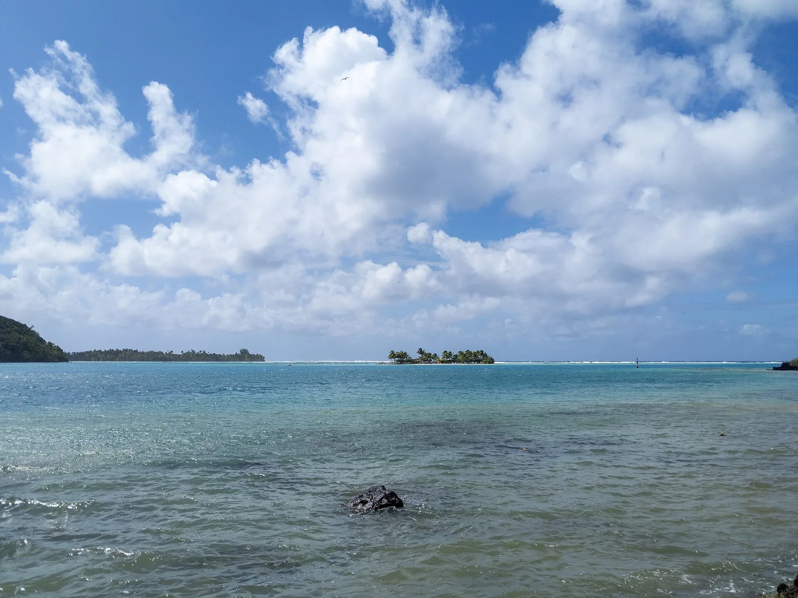 Les eaux peu profondes du lagon de Huahine.