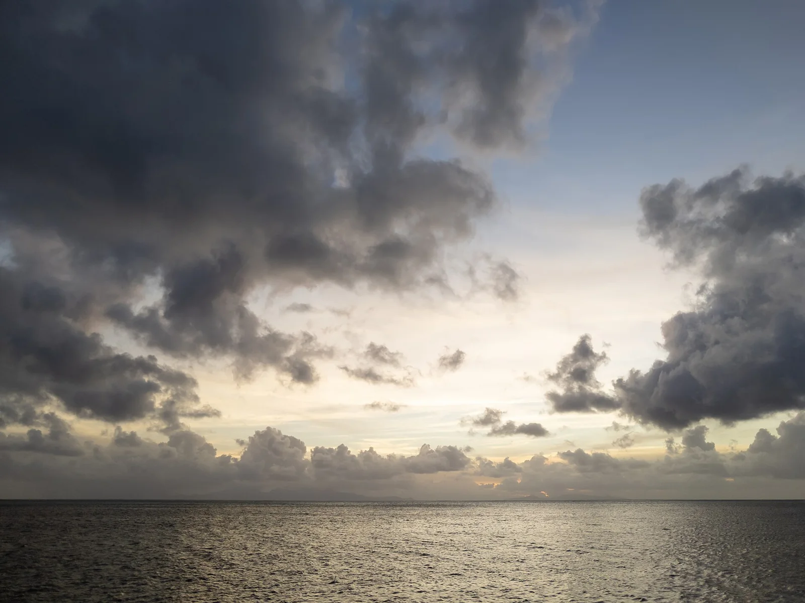 Les nuages du soir au-dessus de l’océan à Huahine.