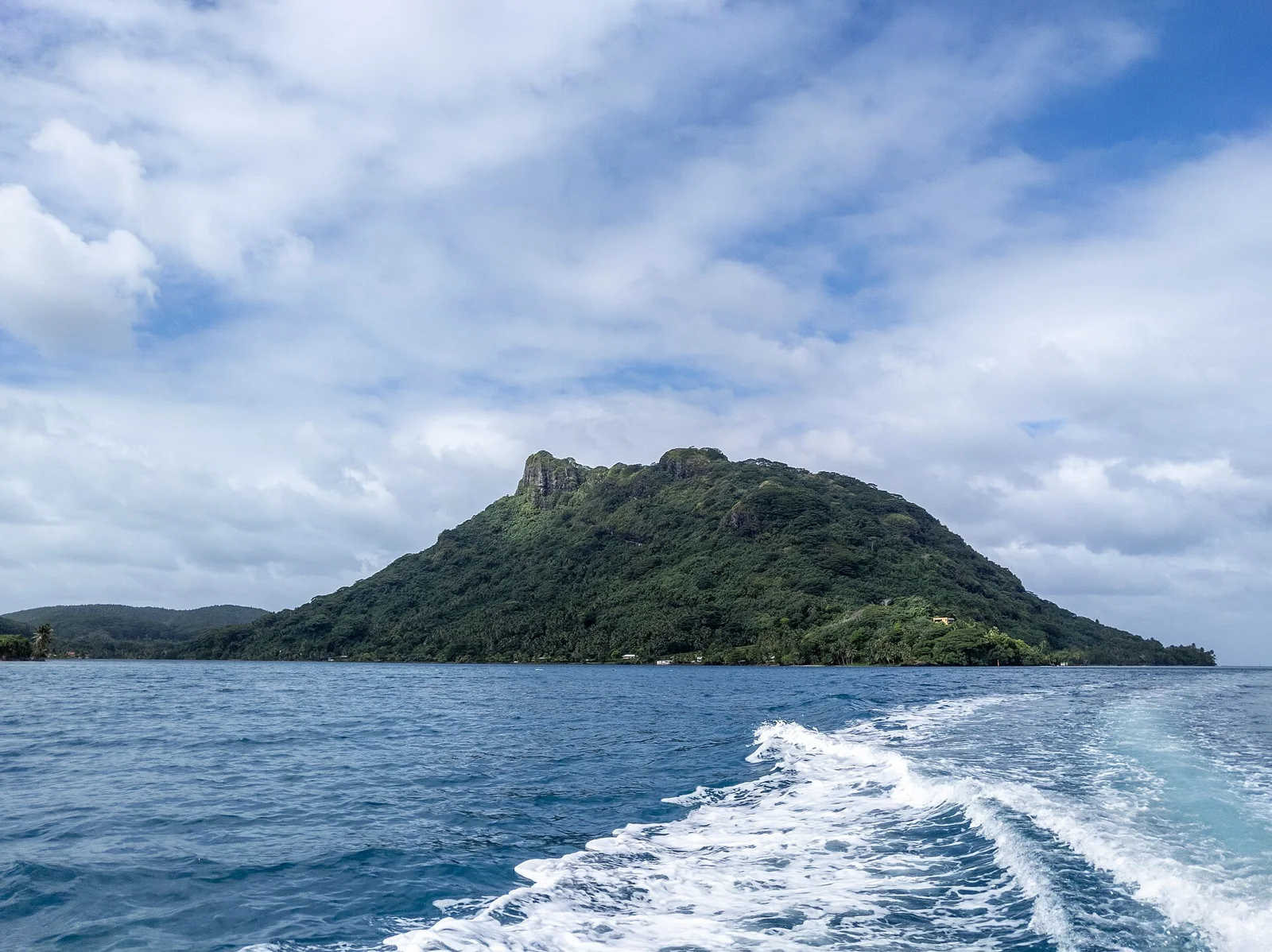 Les montagnes de Huahine vues depuis un bateau.