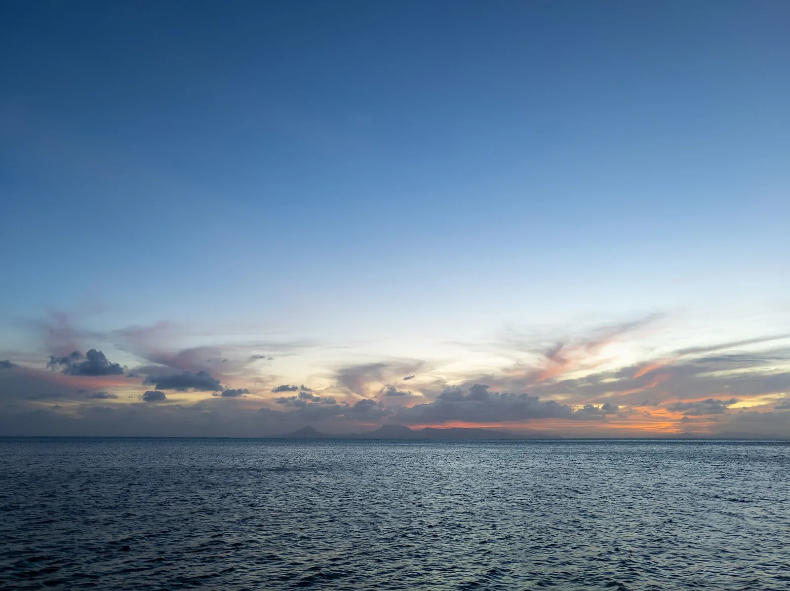 Le ciel du soir au-dessus de l’océan à Huahine.