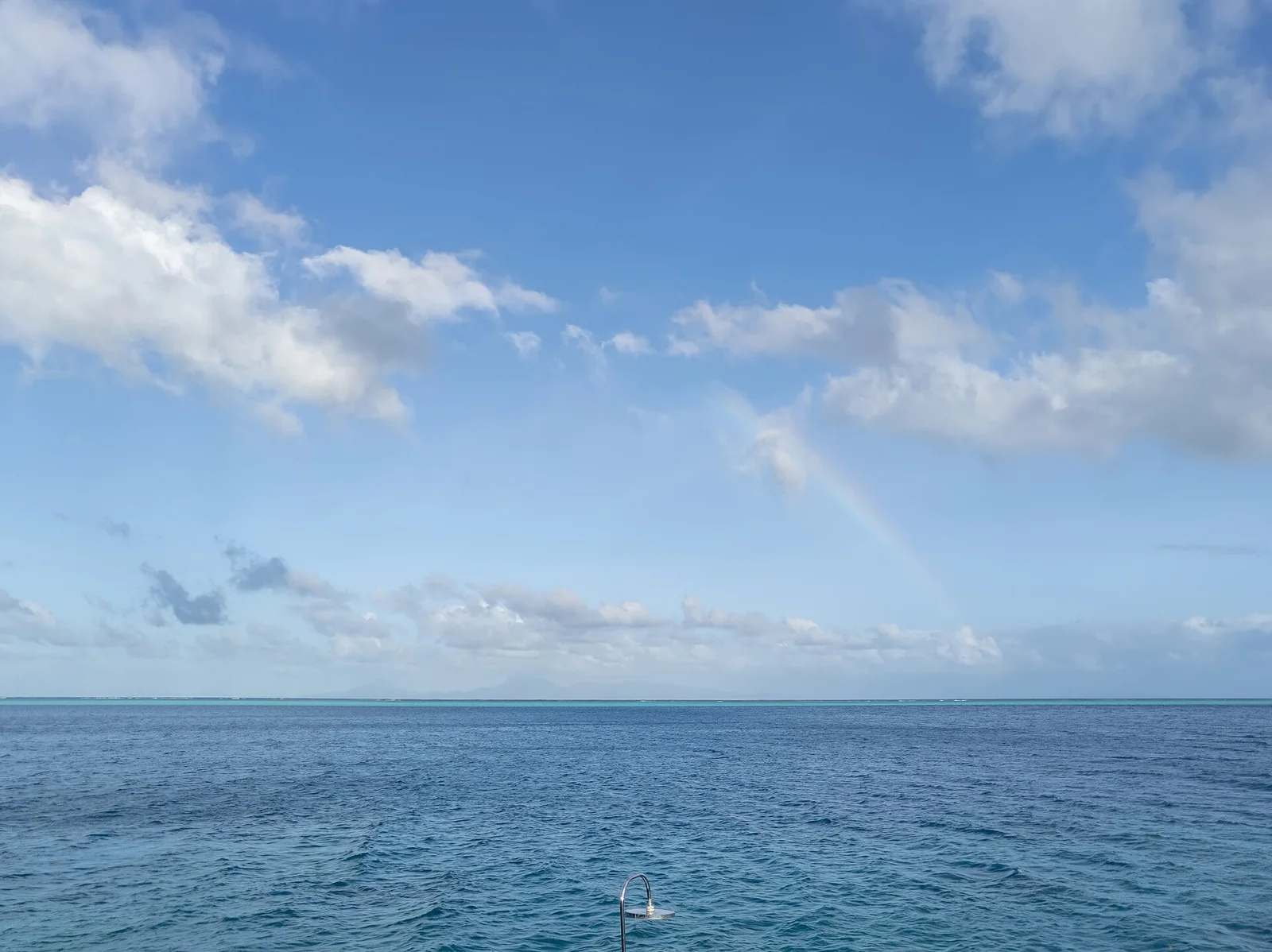 Un arc-en-ciel au-dessus de l’océan à Huahine.
