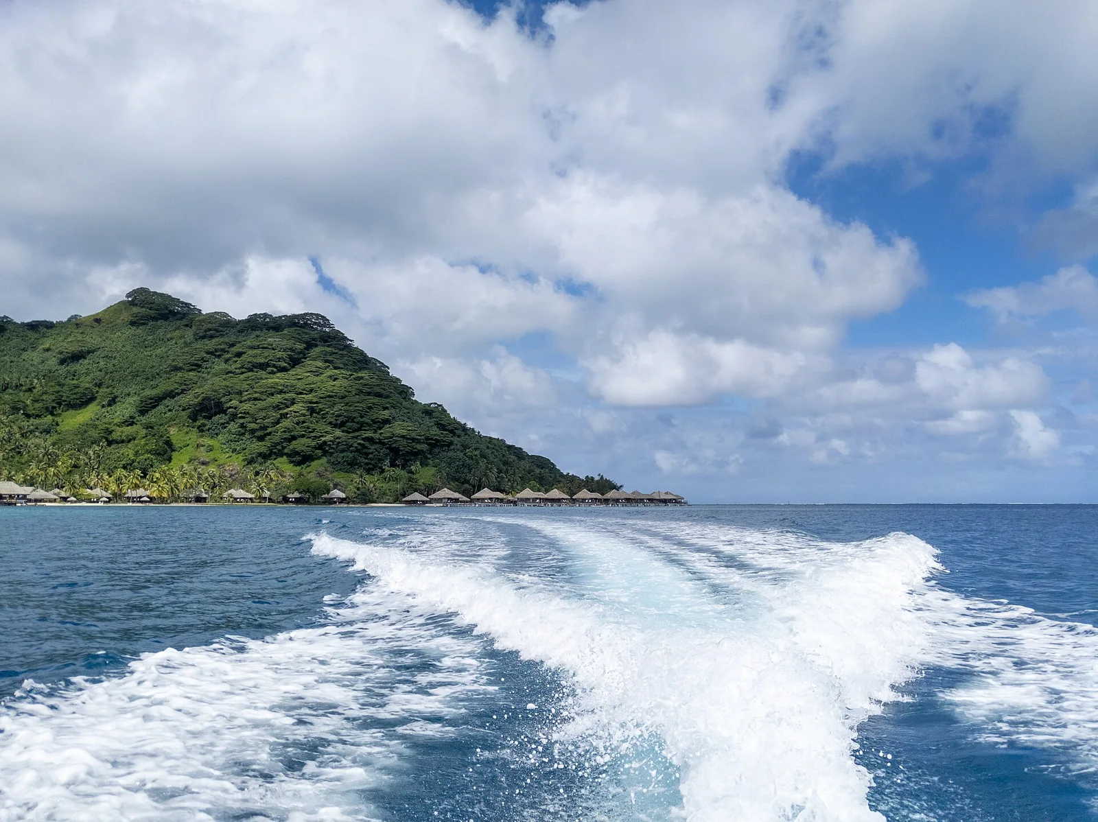Une promenade en bateau le long des reliefs de Huahine.