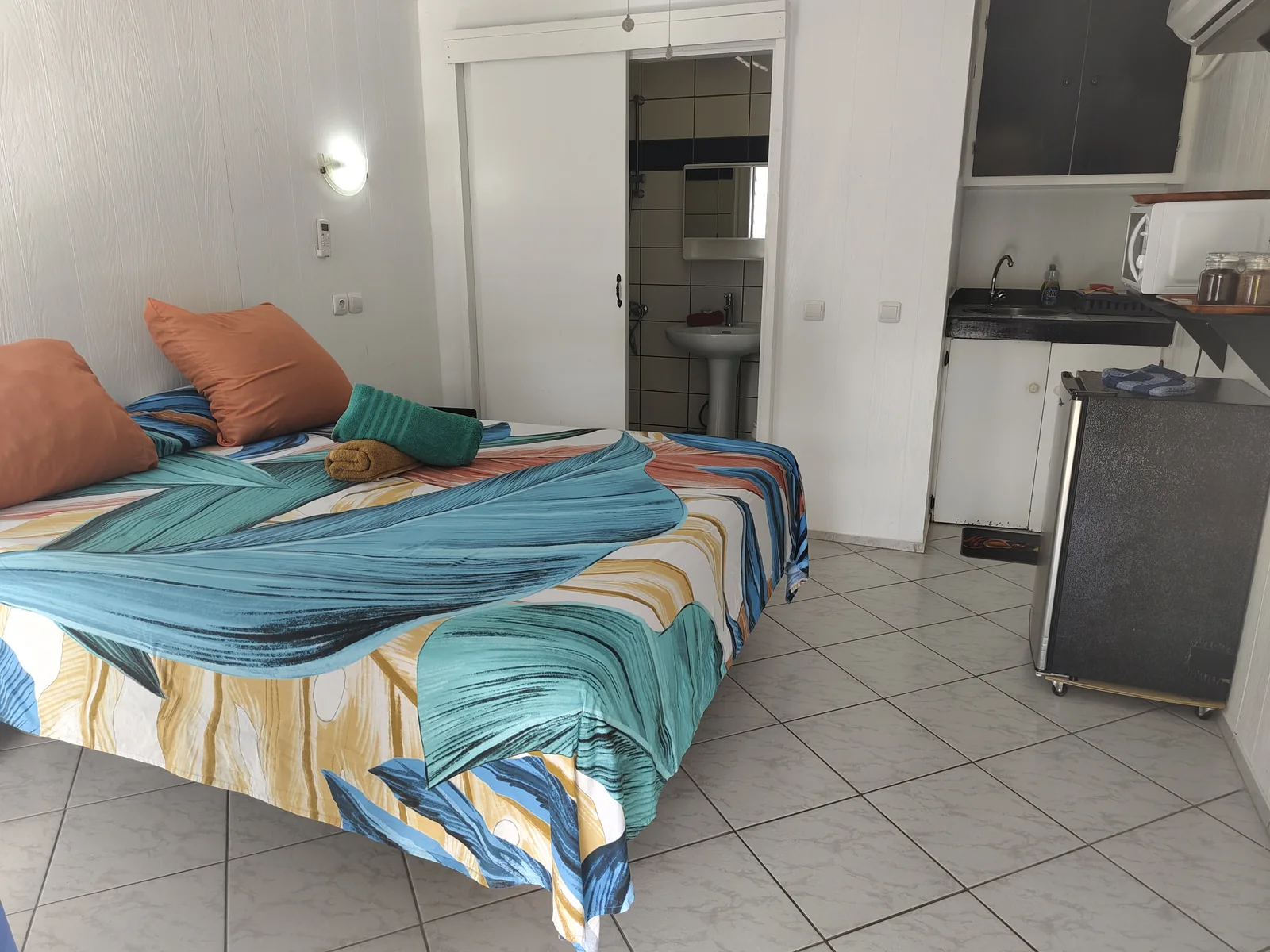 Chambre Duo avec lit double, kitchenette et acces a la salle d eau chez Fare Ara Location.