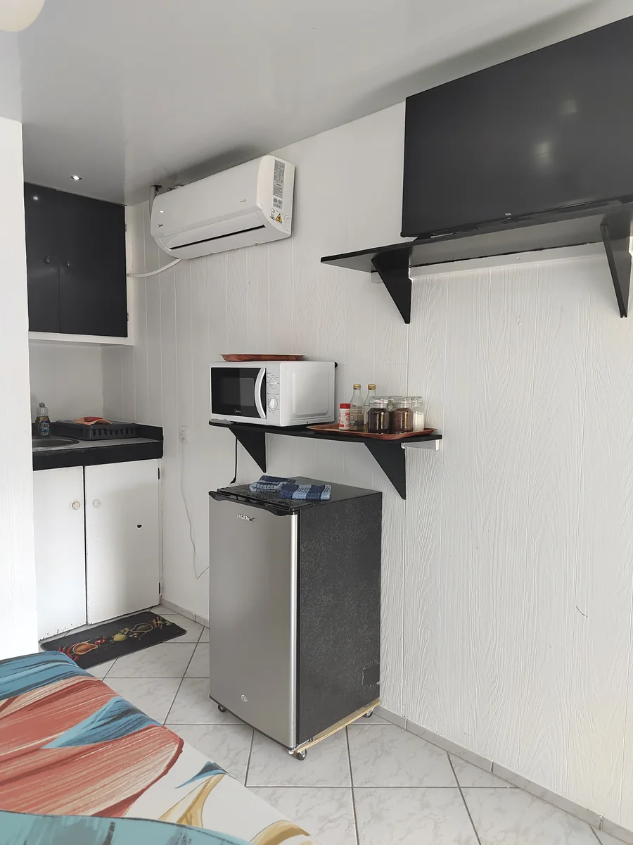 Kitchenette et equipements de la Chambre Duo chez Fare Ara Location.