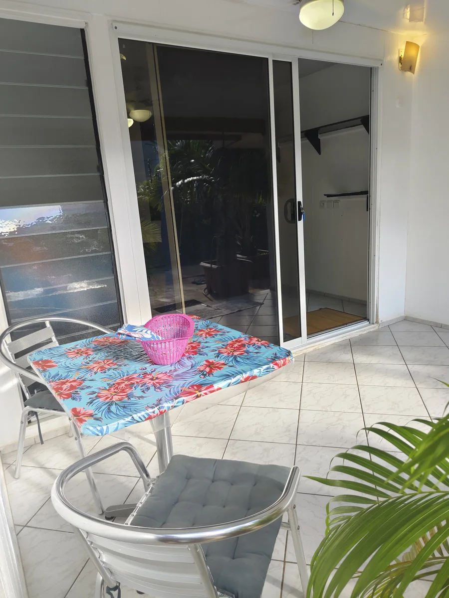Terrasse privee avec table de la Chambre Duo chez Fare Ara Location.
