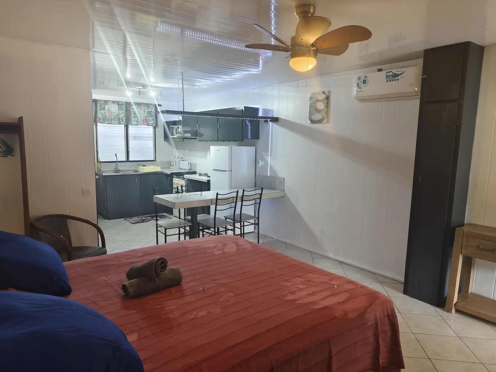 Studio avec couchage, coin repas et cuisine equipee chez Fare Ara Location.