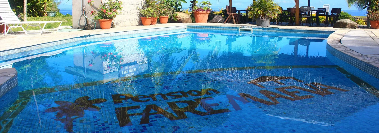 La piscine et les espaces extérieurs.